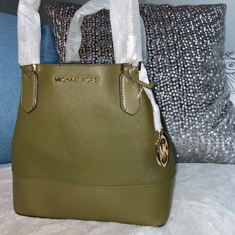 Authentic MK TRISTA DUFFLE SIZE LARGE COLOR ARMY GREEN